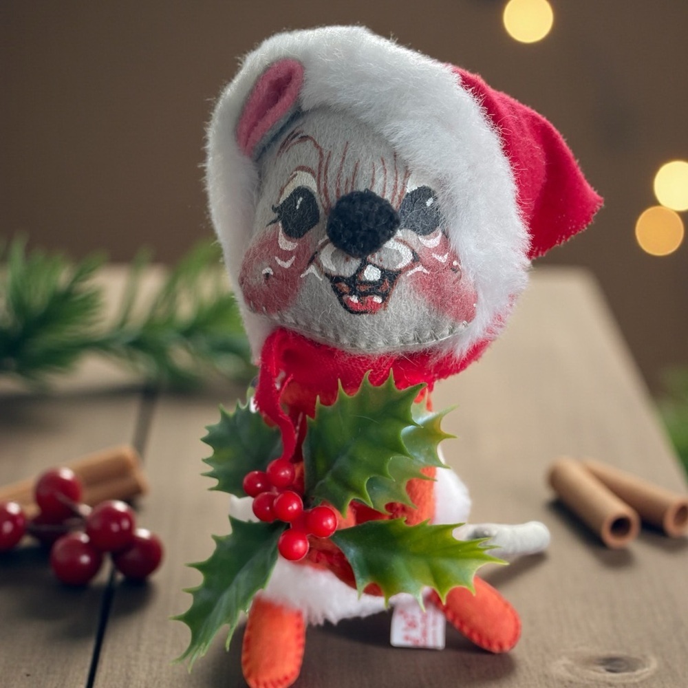 Annalee Christmas mouse, vintage 1987, hat and tail need to be glued, easy fix